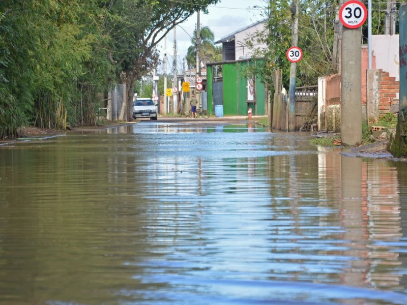 Chuva excessiva eleva risco de enchentes no RS