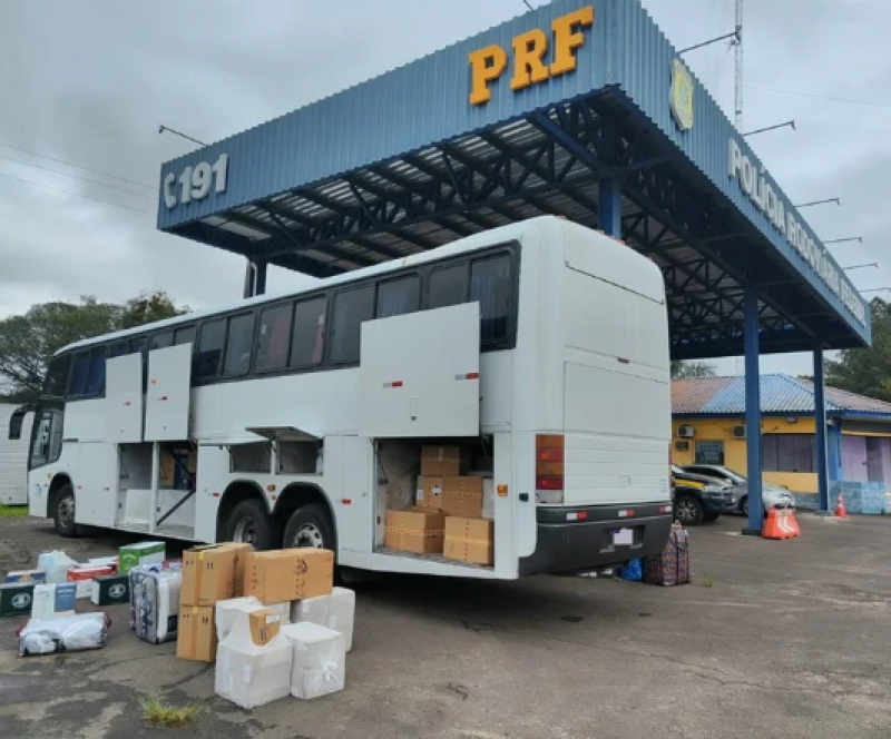 PRF prende quatro pessoas em ônibus de turismo em Rosário do Sul
