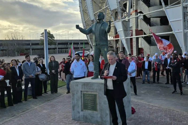 Inter inaugura estátua em homenagem a Abel Braga