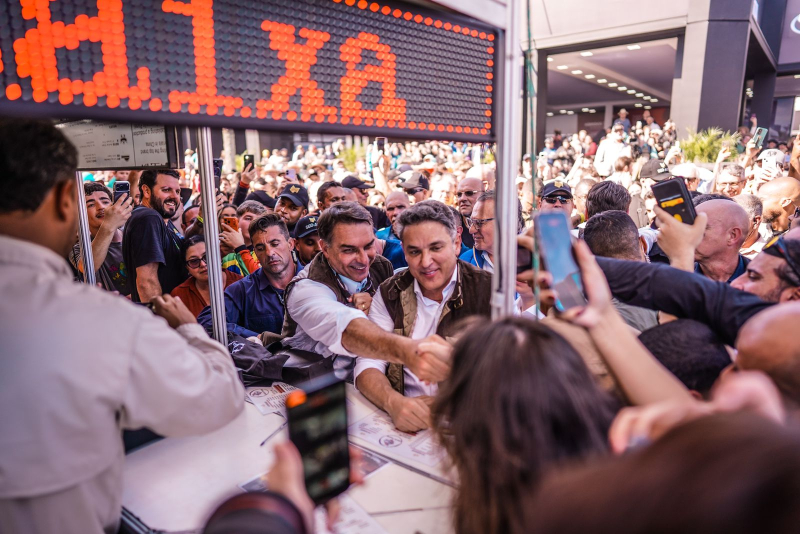 Flávio Bolsonaro visita Expointer e apresenta propostas para agro e dívida do RS