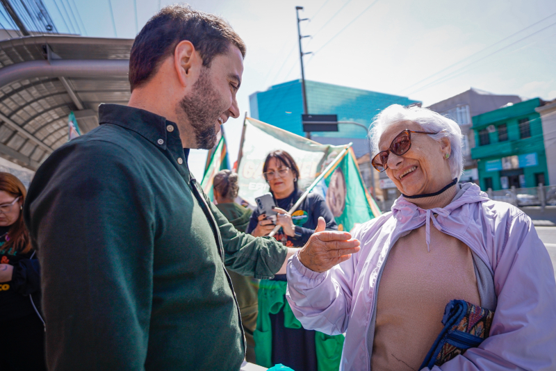 Gabriel Souza percorre comércio da Azenha e conversa com moradores em Porto Alegre