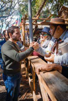 Gabriel Souza participa de caminhada no Morro da Cruz e visita Acampamento Farroupilha