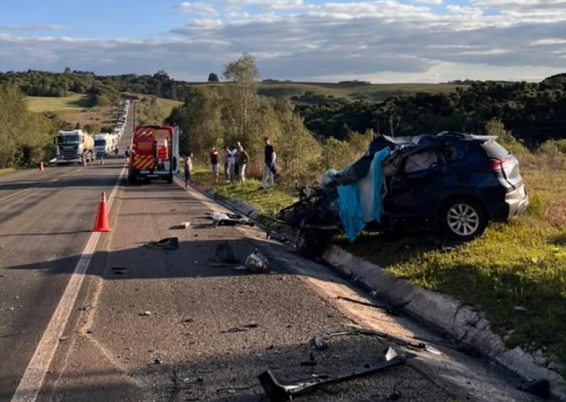 Duas pessoas morrem em colisão entre carreta e carro na BR-470