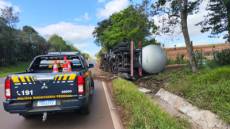 Caminhão tomba na BR-285, em Entre-Ijuís