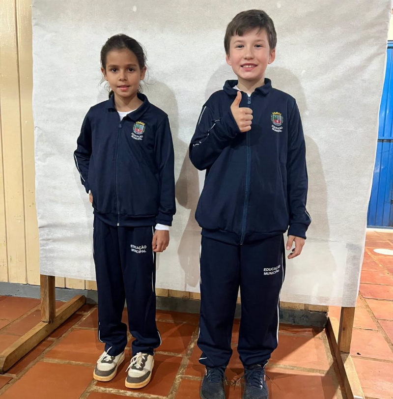 Eugênio de Castro entrega novos uniformes aos estudantes