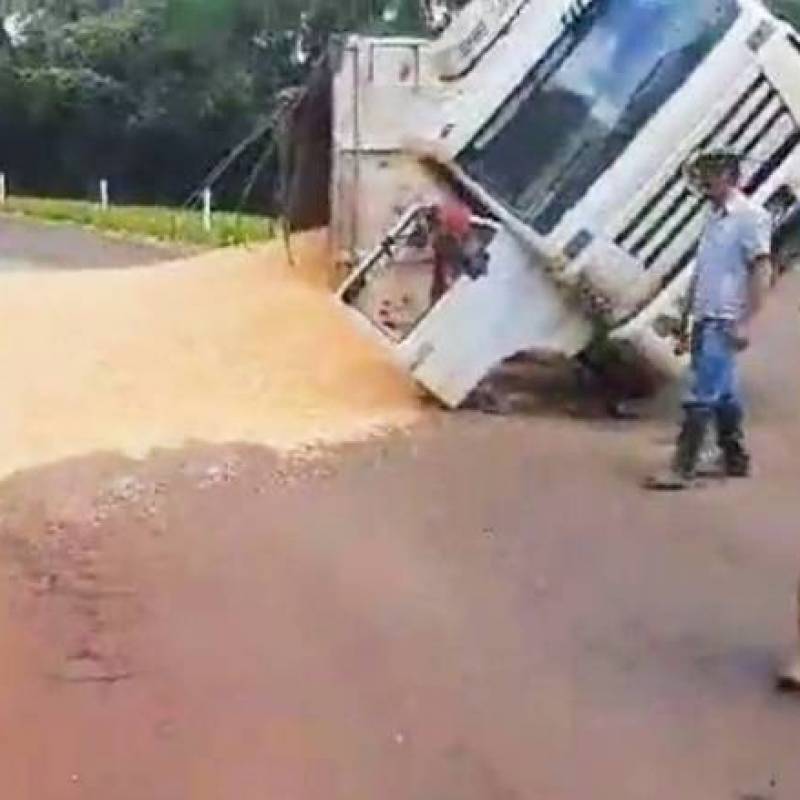 Caminhão tomba e deixa motorista ferido em Santa Rosa 