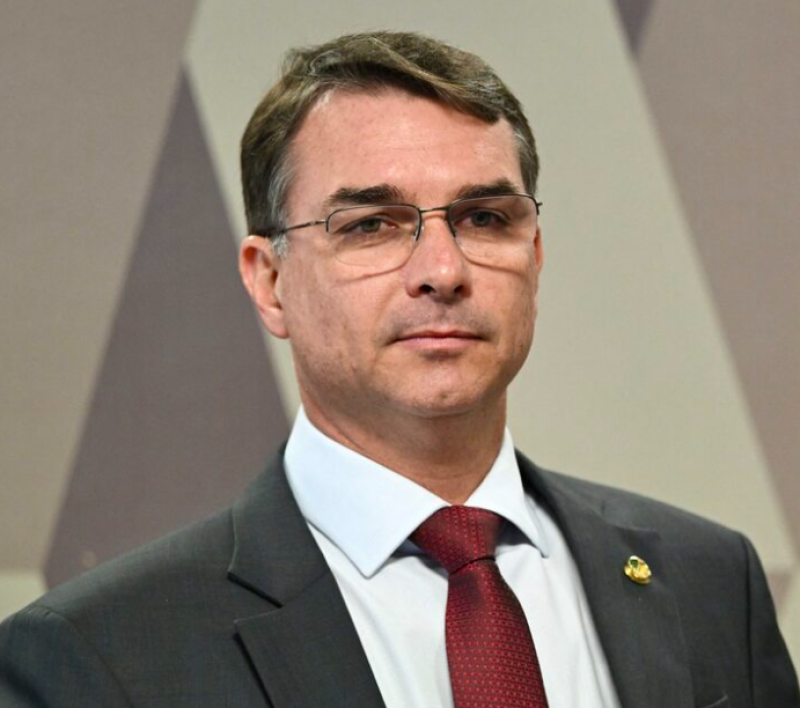 Flávio Bolsonaro fala sobre cenário político nas redes sociais