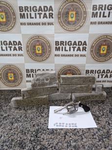 Adolescente é apreendido com arma, ecstasy e 4,8 quilos de maconha em Santo Ângelo