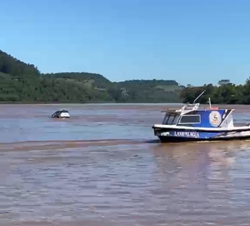 Carro cai de balsa e fica submerso no Rio Uruguai