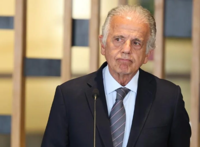 Ministro da Defesa tem o celular clonado; golpista pede doação de R$ 5