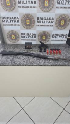 Homem é preso com arma de uso restrito e foragida é capturada em Santo Ângelo