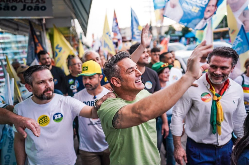Após semana de debates, Zucco caminha com apoiadores e visita Acampamento Farroupilha em Esteio