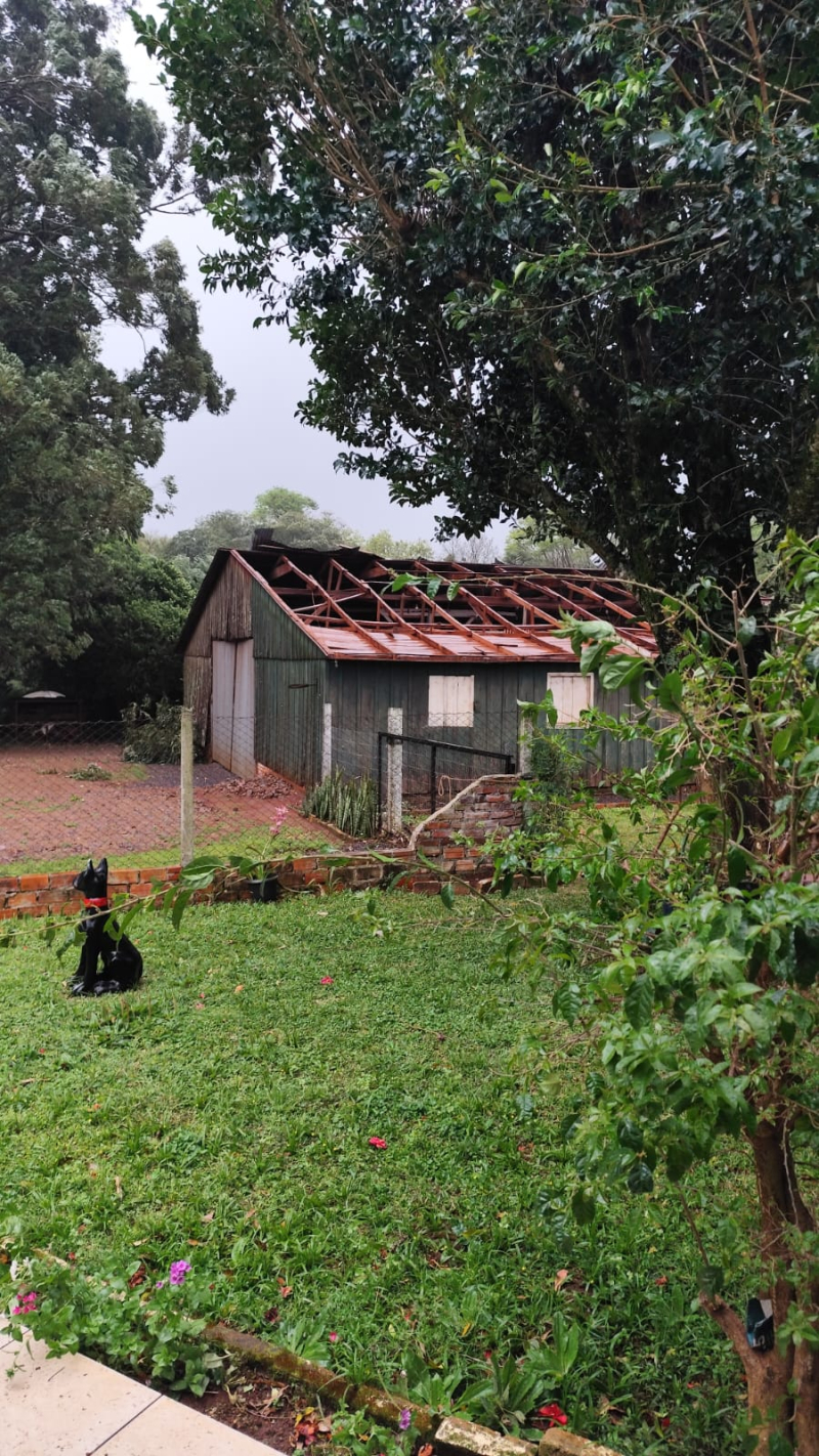 Temporal com vento forte e granizo causa danos no interior de São Miguel das Missões