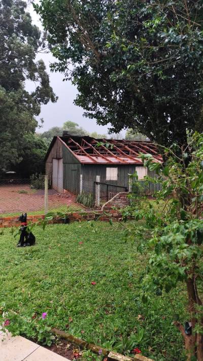 Temporal com vento forte e granizo causa danos no interior de São Miguel das Missões