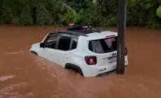 Casal é resgatado de carro arrastado pela correnteza no Rio Grande do Sul
