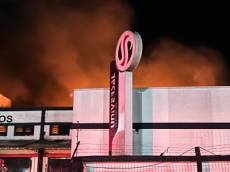 Novo foco de incêndio mobiliza Bombeiros na Universal Plásticos em Santo Ângelo