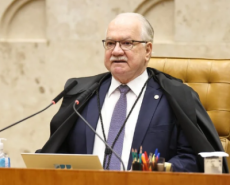 Fachin rejeita pedido de Flávio Bolsonaro para afastar Dino de processos