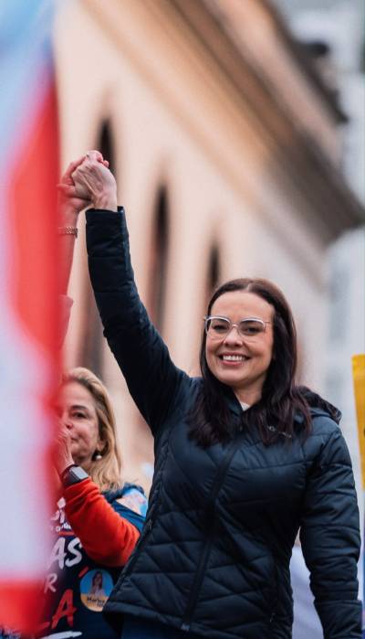 Juliana Brizola percorre centro de Caxias e encerra agenda na Praça Dante Alighieri