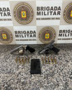 Dois homens são presos por porte irregular de armas de fogo de calibre restrito em Santo Ângelo