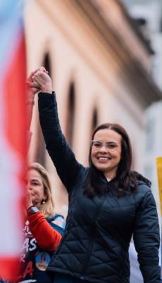 Campanha de Juliana Brizola leva ao Ministério Público Eleitoral denúncia de ataques coordenados na reta final do 1º turno