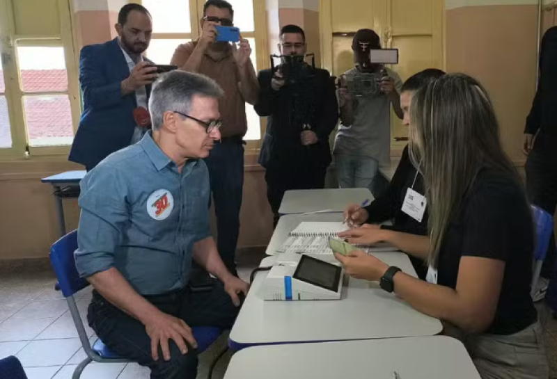 Zema vota em Minas Gerais e critica Judiciário e adversários
