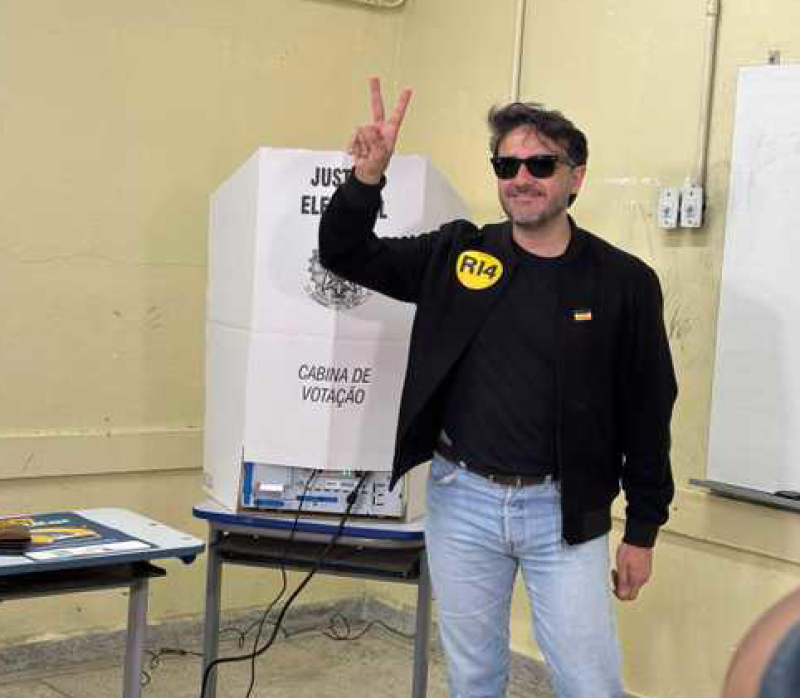 Renan Santos chama eleição de “bizarra” após votar em São Paulo