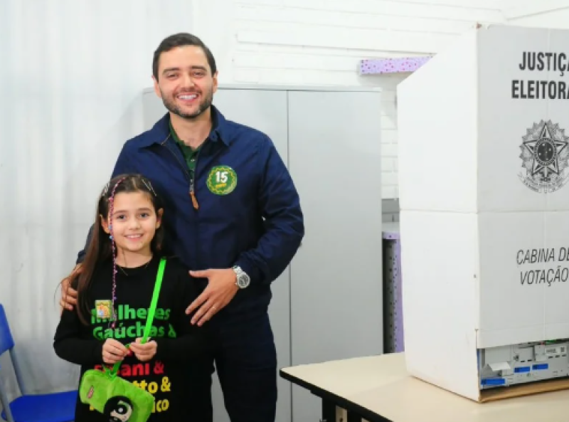 Gabriel Souza vota em Tramandaí e afirma que espera chegar ao segundo turno