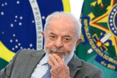Lula avalia mudanças na Secom e João Santana na campanha