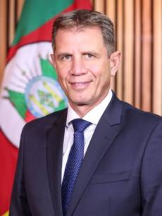 Ernani Polo agradece apoiadores e declara apoio a Flávio Bolsonaro