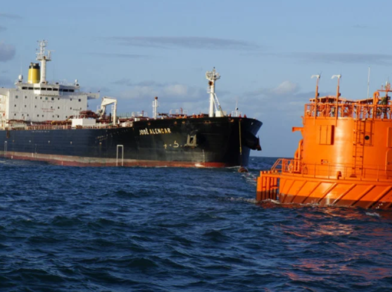 Petróleo fecha em leve alta com tensões no Mar Vermelho e aumento da oferta