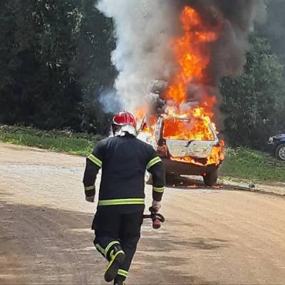 Carro é consumido pelas chamas, em Guarani das Missões 