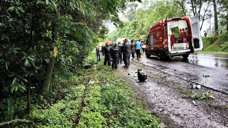 Casal morre em colisão entre motocicleta e van em Santa Rosa
