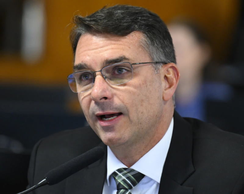 Flávio Bolsonaro confirma que não irá no debate da Band no domingo