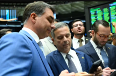 Flávio Bolsonaro e aliados querem reduzir maioridade penal em PEC da Segurança Pública
