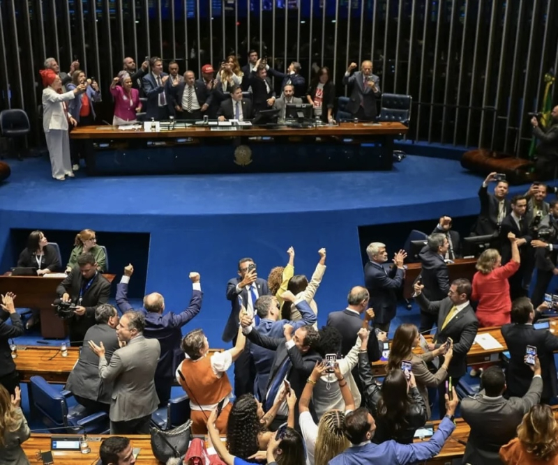 Senado aprova PEC que acaba com a escala 6x1