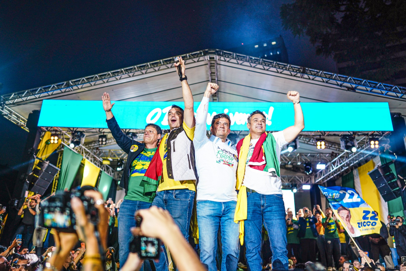 Ato político de Flávio Bolsonaro reúne milhares de apoiadores no Centro Histórico de Porto Alegre