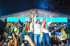Ato político de Flávio Bolsonaro reúne milhares de apoiadores no Centro Histórico de Porto Alegre