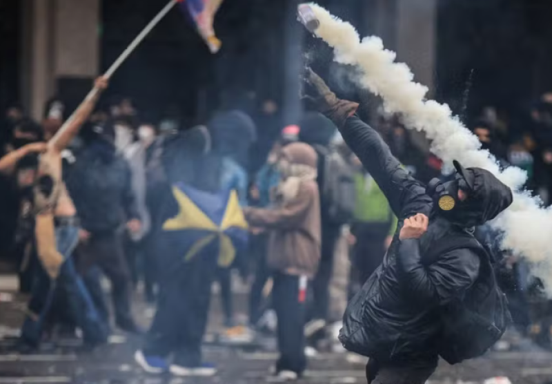 Protesto estudantil contra cortes em universidades termina em confronto na Argentina