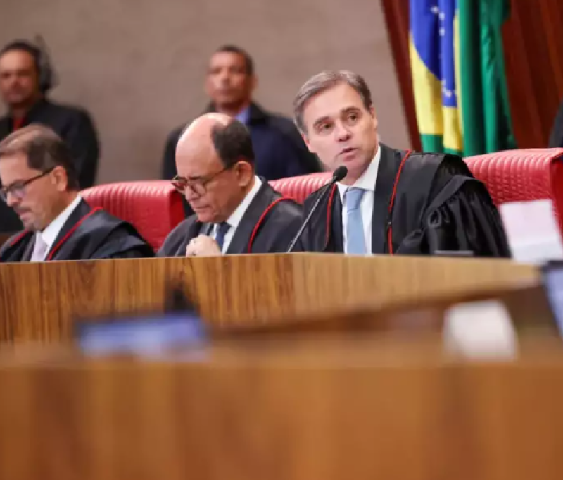 TSE determina remoção de vídeo de Flávio Bolsonaro sobre Lula e caso do INSS