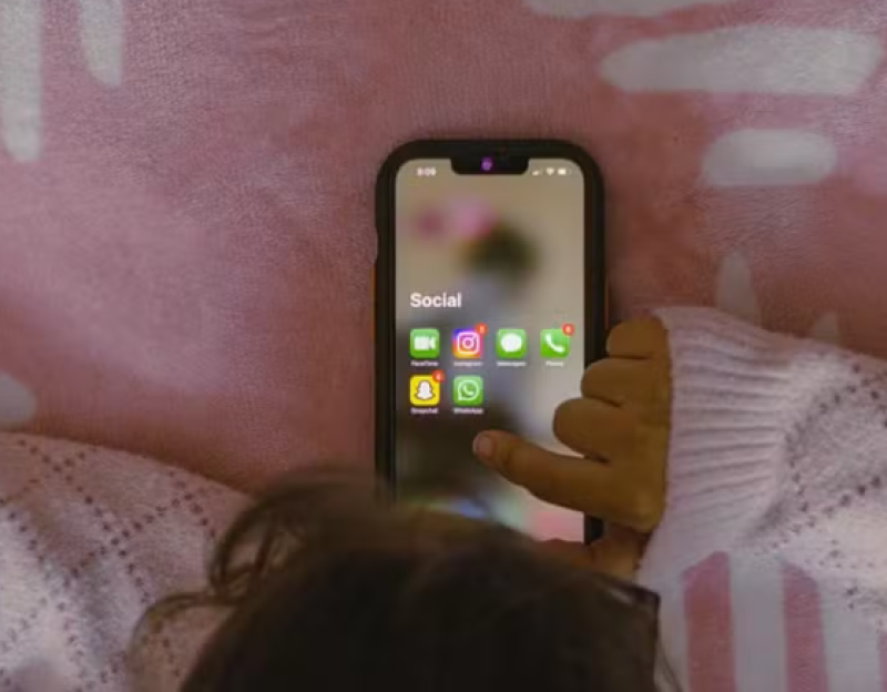 Grécia aprova proibição de redes sociais para menores de 15 anos