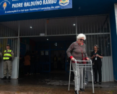 Eleitora de 90 anos usa andador para chegar cedo e votar em Porto Alegre