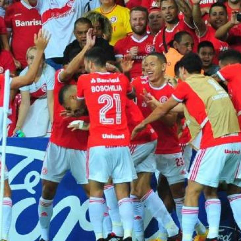 Inter aniquila a Univerdad Católica por 3 a 0 em jogo de alta voltagem