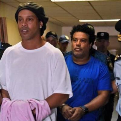 Ronaldinho e Assis chegam para audiência no Paraguai algemados