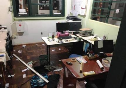 Menores são apreendidos por vandalismo em escola de Roque Gonzales 