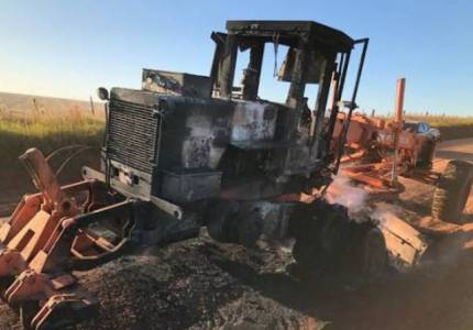 Motoniveladora a serviço da Prefeitura de São Nicolau é incendiada