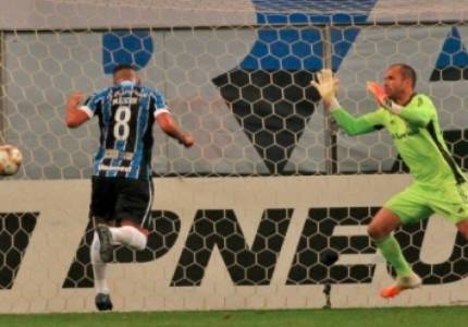 Grêmio bate o Inter na Arena, conquista o returno e decide Gauchão
