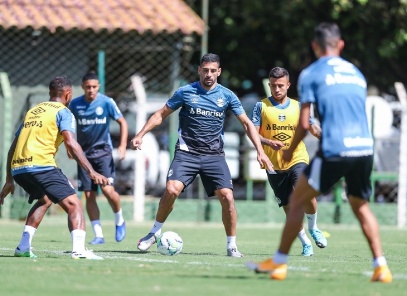 Atletas treinam em Goiânia para duelo diante do Bahia