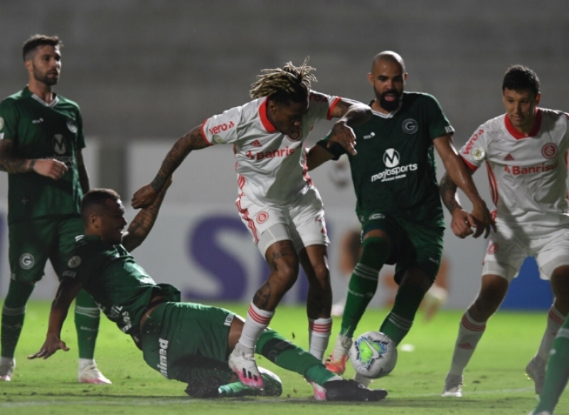 Inter perde para o Goiás, mas segue líder no Brasileirão