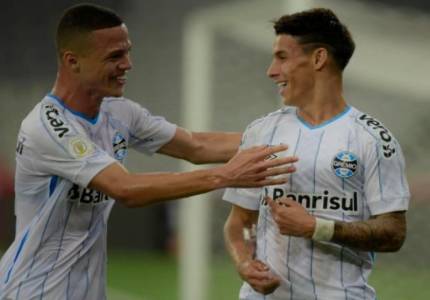 Ferreira decide com gol no final, e Grêmio vira sobre o Athletico-PR em Curitiba