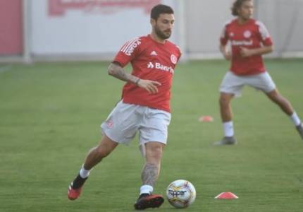 Boschilia rompe ligamento do joelho e está fora da temporada